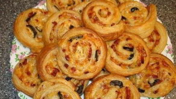 Рецепт Мини-пицц из слоеного теста с колбасой и солеными огурчиками