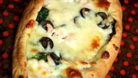 Рецепт Пиццы-лодочки с креветками и шпинатом