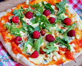 Пицца Малина с руколой и фундуком