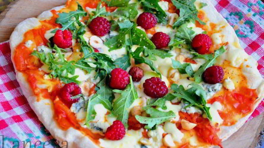 Рецепт пиццы малина с руколой и фундуком