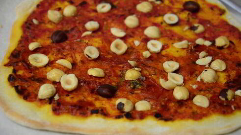 пицца малина с руколой и фундуком