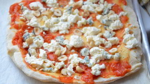 пицца малина с руколой и фундуком