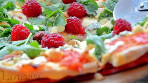 пицца малина с руколой и фундуком