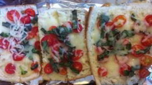 пицца маргарита на хлебе