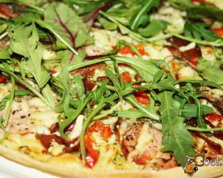 Пицца мясная с пастромой и сыровяленым окороком