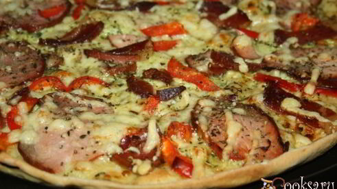 пицца мясная с пастромой и сыровяленым окороком