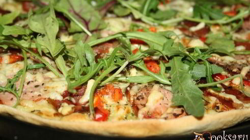 пицца мясная с пастромой и сыровяленым окороком