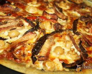 Пицца на сером тесте