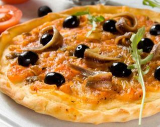 Пицца с анчоусами и маслинами
