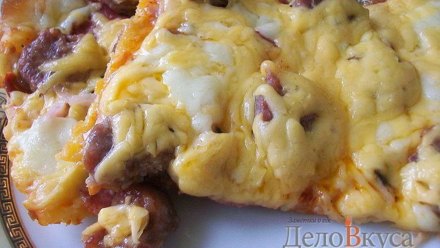 Рецепт пиццы с домашними колбасками, салями, беконом, моцареллой, твердым сыром и зеленью на тонкой основе