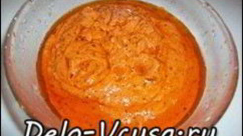 пицца с домашними колбасками, салями, беконом, моцареллой, твердым сыром и зеленью на тонкой основе