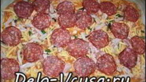 пицца с домашними колбасками, салями, беконом, моцареллой, твердым сыром и зеленью на тонкой основе