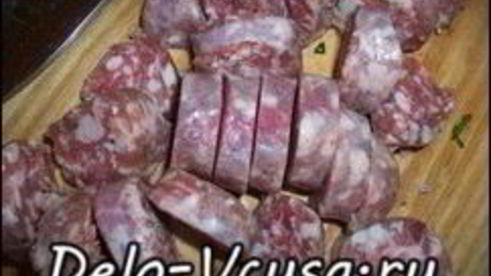 пицца с домашними колбасками, салями, беконом, моцареллой, твердым сыром и зеленью на тонкой основе