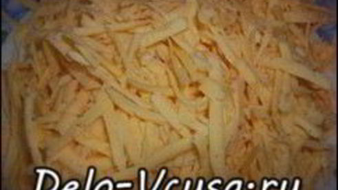 пицца с домашними колбасками, салями, беконом, моцареллой, твердым сыром и зеленью на тонкой основе