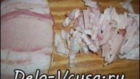 пицца с домашними колбасками, салями, беконом, моцареллой, твердым сыром и зеленью на тонкой основе