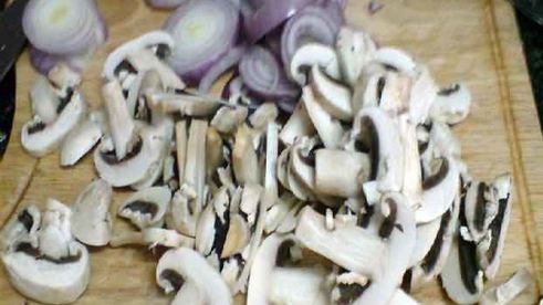 пицца с грибами и креветками