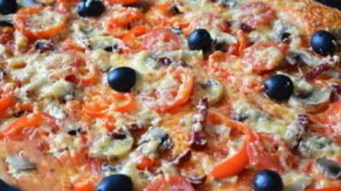 пицца с грибамии и колбасой