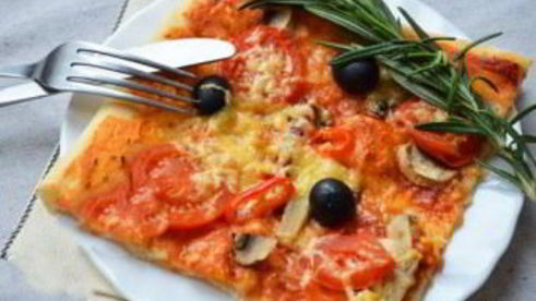 пицца с грибамии и колбасой