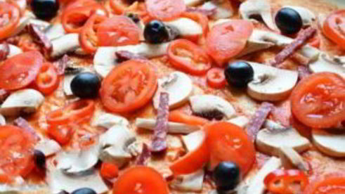 пицца с грибамии и колбасой