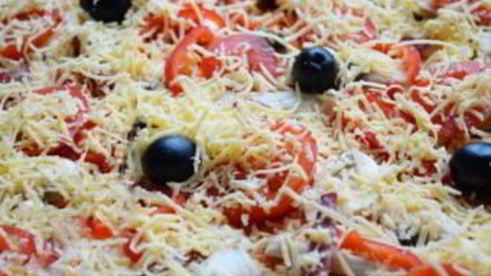 пицца с грибамии и колбасой