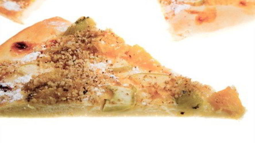 Рецепт пиццы с грушей, луком, орехами и двумя видами сыра