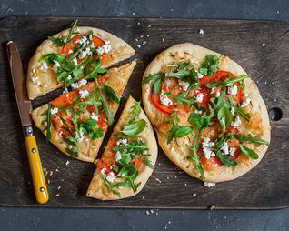 Пицца с козьим сыром и руколой