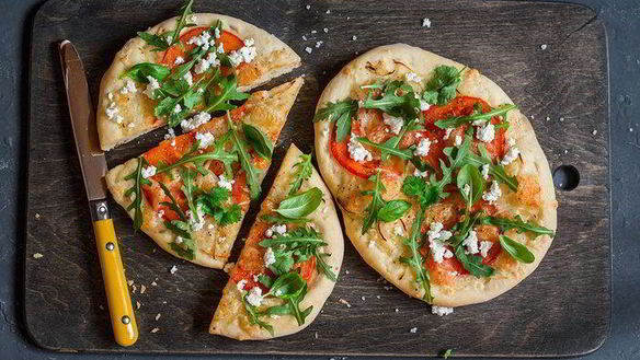Рецепт Пиццы с козьим сыром и руколой
