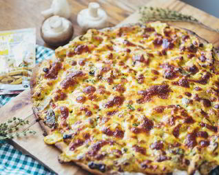 Пицца с куриной грудкой и грибами в сливочном соусе