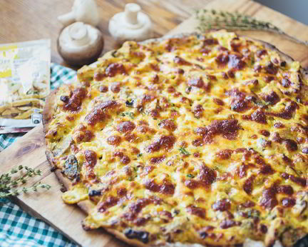 Пицца с куриной грудкой и грибами в сливочном соусе