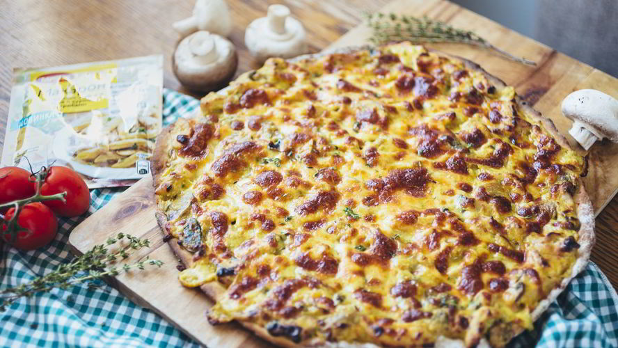 Рецепт пиццы с куриной грудкой и грибами в сливочном соусе