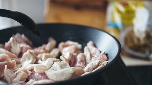 пицца с куриной грудкой и грибами в сливочном соусе