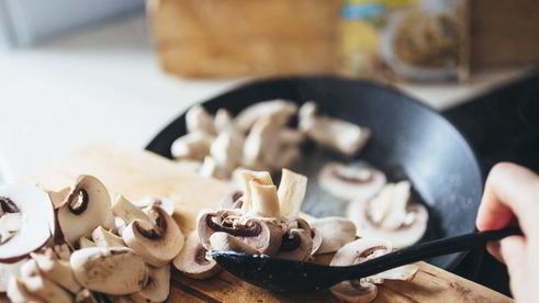 пицца с куриной грудкой и грибами в сливочном соусе