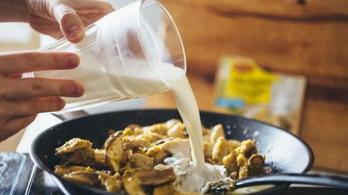 пицца с куриной грудкой и грибами в сливочном соусе