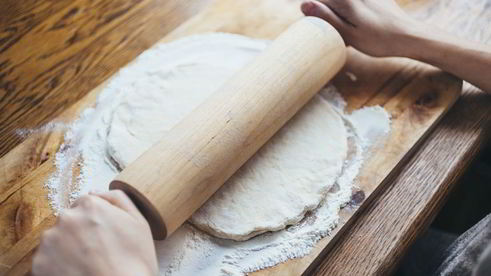 пицца с куриной грудкой и грибами в сливочном соусе