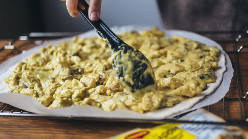 пицца с куриной грудкой и грибами в сливочном соусе