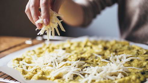 пицца с куриной грудкой и грибами в сливочном соусе