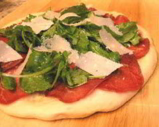 Пицца с рукколой и ветчиной