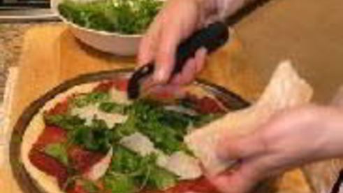 пицца с рукколой и ветчиной