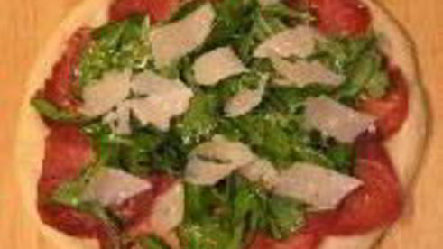 пицца с рукколой и ветчиной