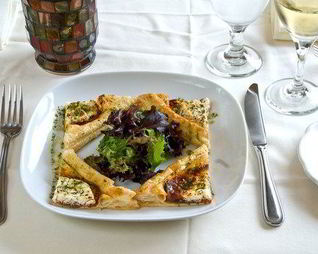 Пицца с рукколой, козьим сыром и грецкими орехами