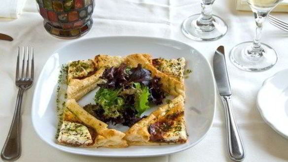 Рецепт Пиццы с рукколой, козьим сыром и грецкими орехами