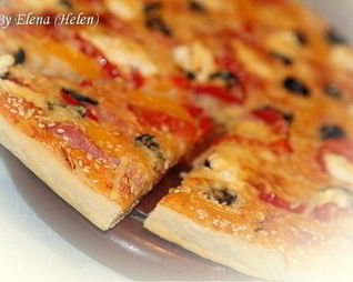 Пицца с ветчиной, перцем и творожным сыром