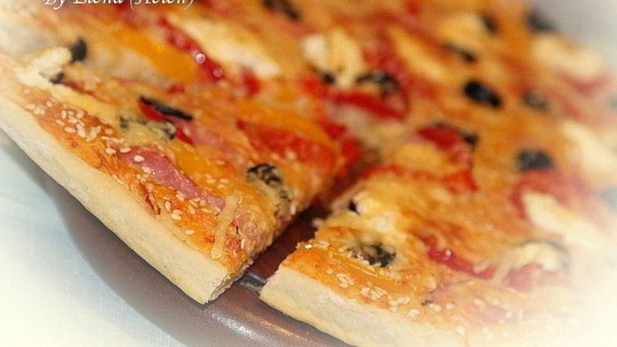 Рецепт пиццы с ветчиной, перцем и творожным сыром