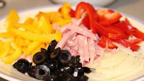 пицца с ветчиной, перцем и творожным сыром