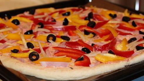 пицца с ветчиной, перцем и творожным сыром