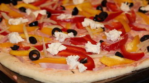 пицца с ветчиной, перцем и творожным сыром
