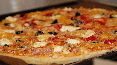 пицца с ветчиной, перцем и творожным сыром