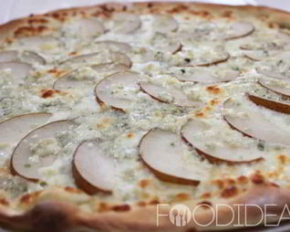 Сладкая пицца с рикоттой, грушей и моцареллой