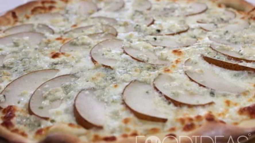 Рецепт сладкой пиццы с рикоттой, грушей и моцареллой