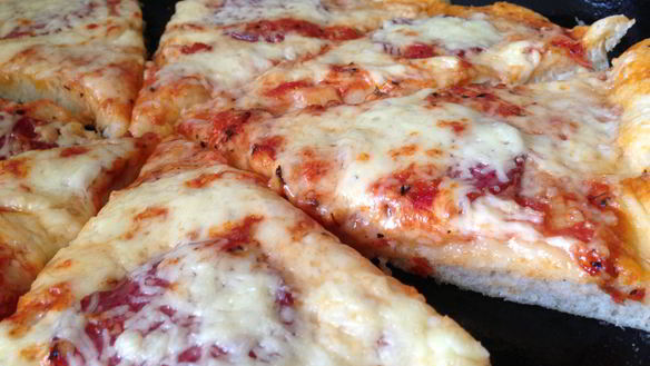 Рецепт Воздушной пиццы с салями и двумя видами сыра